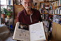 Der Schweinfurter Grafiker Helmut Gläser hat Blüms streitbare Haltung in einer Karikatur festgehalten, im Stammbuch des Politischen Ascherdonnerstags, in dem noch immer die Fotos vom Empfang kleben. Im Bild Hans Mock mit dem Eintrag von Norbert Blüm im Jahr 1997.
