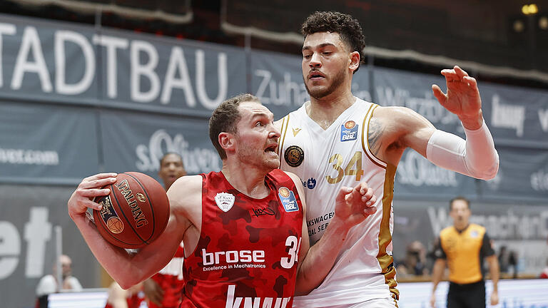Felix Hoffmann (links, hier im Zweikampf mit Braunschweigs Gavin Schilling (Basketball Loewen Braunschweig)Editorial Use ONLY Felix Hoffmann (links, hier im Zweikampf mit Braunschweigs Gavin Schilling (Basketball Loewen Braunschweig)Editorial Use ONLY