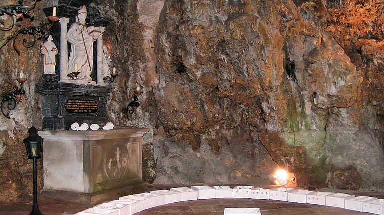 Ein Blick in die Burkardushöhle im Rahmen einer Kunstinstallation. Ein Blick in die Burkardushöhle im Rahmen einer Kunstinstallation.