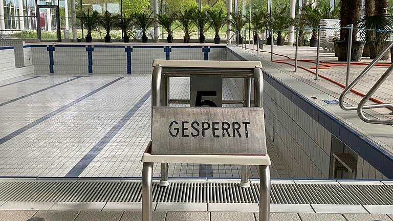 Wann kommt wieder Wasser ins Becken? Bei einem Pressegespräch im Mai 2022 führen AIM Spa-Geschäftsführer Robert Maier und Bereichsleiter Stefan Distel durch das geschlossene Bad. Wann kommt wieder Wasser ins Becken? Bei einem Pressegespräch im Mai 2022 führen AIM Spa-Geschäftsführer Robert Maier und Bereichsleiter Stefan Distel durch das geschlossene Bad.