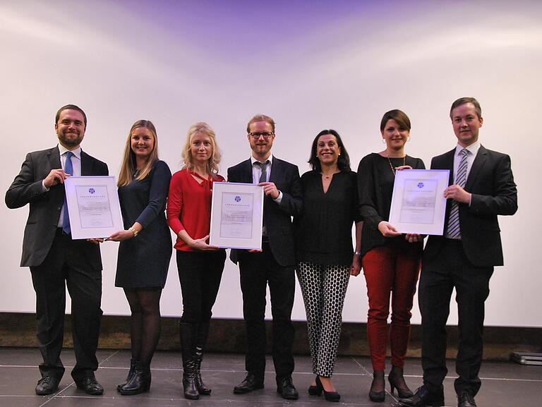 Die Hauptpreise gingen an drei Arbeitsgruppen: Dr. Giacomo Cossa (Lehrstuhl für Biochemie und Molekularbiologie) bekam den Preis von Annika Knürr überreicht; Dr. Michael Hudecek (Medizinische Klinik und Poliklinik II des Universitätsklinikums) von Constanze Schönherr; Dr. Martin Kortüm (Medizinische Klinik II) von Stephanie Ilg-Kowalczyk als Laudatorin. Fünfte von links: die Gründerin des Vereins Kampf gegen Krebs Gabriele Nelkenstock.