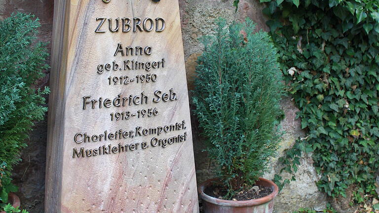 Gedenkstein am Grab Zubrods auf dem Alten Stadtfriedhof Lauda.