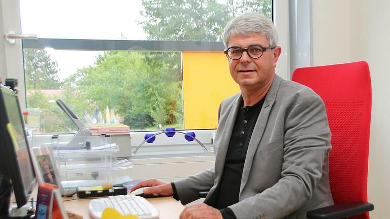 Klaus Grübel hat seinen Platz in der Freiherr-von-Lutz-Mittelschule Münnerstadt gefunden. Der neue Schulleiter hat sich nur für diese eine Stelle beworben. Für ihn hat es genau gepasst. Foto: Thomas Malz       -  Klaus Grübel hat seinen Platz in der Freiherr-von-Lutz-Mittelschule Münnerstadt gefunden. Der neue Schulleiter hat sich nur für diese eine Stelle beworben. Für ihn hat es genau gepasst. Foto: Thomas Malz