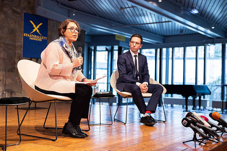Schadenbegrenzung: Laura Berman, Intendantin der Staatsoper Hannover, und Falko Mohrs (SPD), Kulturminister von Niedersachsen und Aufsichtsratsvorsitzender der Staatsoper Hannover, während eines Pressestatements zum Fall Marco Goecke. Schadenbegrenzung: Laura Berman, Intendantin der Staatsoper Hannover, und Falko Mohrs (SPD), Kulturminister von Niedersachsen und Aufsichtsratsvorsitzender der Staatsoper Hannover, während eines Pressestatements zum Fall Marco Goecke. 