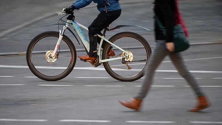 E-Bike auf Strasse.jpeg       -  Die Anzahl von E-Bikes steigt auch in Deutschland kontinuierlich.