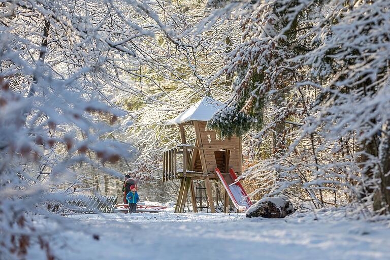 Am Naturfreundehaus können sich Kinder an einem Spielplatz austoben. Am Naturfreundehaus können sich Kinder an einem Spielplatz austoben.