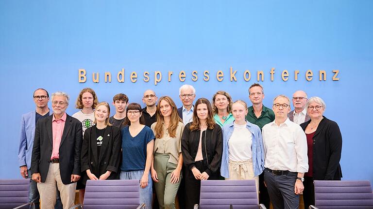 Verfassungsbeschwerden gegen das Bundesklimaschutzgesetz       -  Klimaschutz-Aktivistinnen, darunter Luisa Neugebauer (M), haben neue Verfassungsbeschwerden vorgestellt.