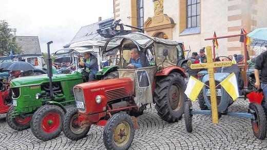 Oldtimer am Kloster: Die Traktorenwallfahrt zum heiligen Berg der Franken zieht Jahr für Jahr mehr Traktorenfreunde an.