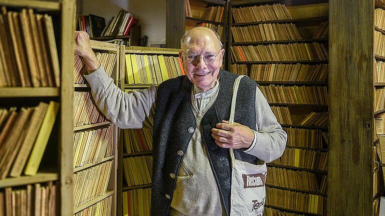 Auch die Regale sind original Reclam: Die stellte der Verlag vor 100 Jahren den Buchhändlern zur Verfügung &ndash; damit möglichst viele Bändchen in den Läden Platz hatten.