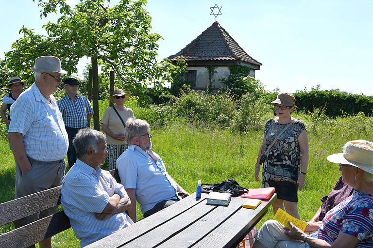 Ganz in ihrem Element: Margret Löther, Vorsitzende des Fördervereins ehemalige Synagoge Kitzingen, bei einer Führung am jüdischen Friedhof in Rödelsee.