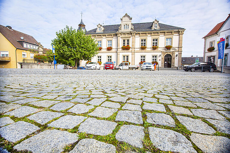 Auf dem Eltmanner Marktplatz mit seinem schönen Rathaus ist Kopfsteinpflaster verlegt. Das mag zwar schön aussehen, für die Barrierefreiheit ist es jedoch ungünstig.