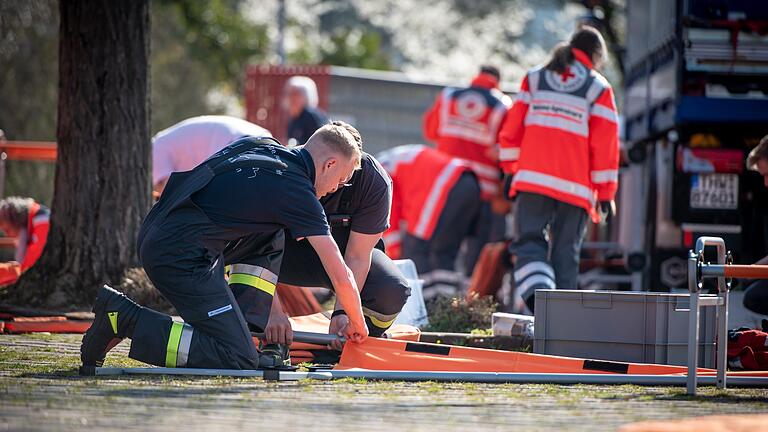 Rund 60 Einsatzkräfte von BRK, Feuerwehr, THW und Mitarbeitende des Landratsamtes Main-Spessart halfen beim Aufbau der Notunterkunft in der Spessarttorhalle in Lohr zusammen.