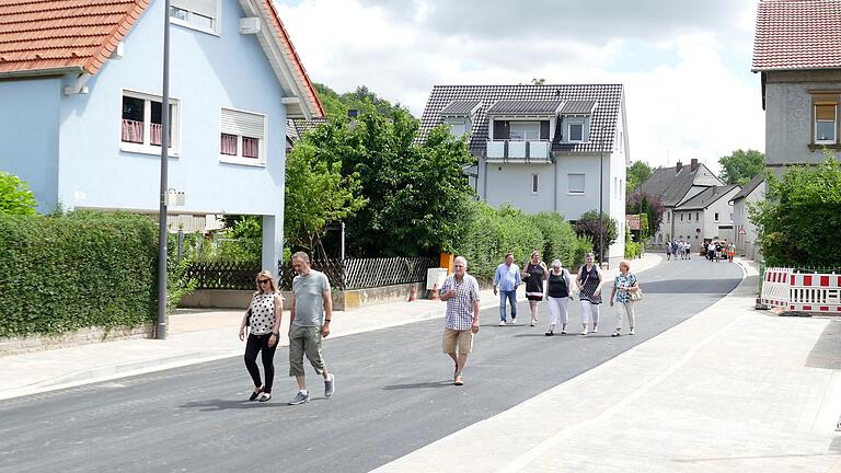 Erster Rundgang in der noch autolosen Grabenstraße am vergangenen Freitag. Für den Verkehr wurde die Straße erst an diesem Donnerstag freigegeben – das hatte bei einigen Autofahrern für Verwirrung gesorgt.