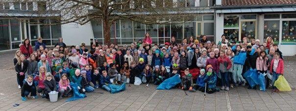 Die 147 Schüler der Grundschule Nassachtal in Haßfurt haben entlang der Nassach, auf den Spielplätzen und an der Promenade Müll gesammelt. Am meisten entsetzt waren die SchülerInnen, wie viele Zigarettenkippen und Flaschen herumliegen.