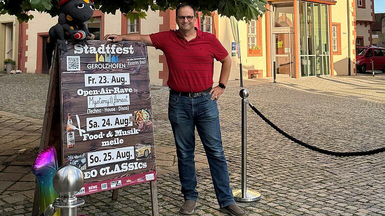 Jörg Zink vom Veranstalter MSVg hat erstmals seine Idee für eine Onlineauktion in die Tat umgesetzt. Drei Premium-Stellplätze am Marktplatzbrunnen direkt vor dem Alten Rathaus werden ab 10. August auf der Onlineplattform ebay gegen Höchstgebot zugunsten eines guten Zwecks versteigert. Jörg Zink vom Veranstalter MSVg hat erstmals seine Idee für eine Onlineauktion in die Tat umgesetzt. Drei Premium-Stellplätze am Marktplatzbrunnen direkt vor dem Alten Rathaus werden ab 10. August auf der Onlineplattform ebay gegen Höchstgebot zugunsten eines guten Zwecks versteigert.