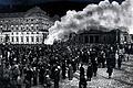 Auf dem Residenzplatz: Die Würzburger Studentenschaft verbrannte am 10. Mai 1933 sogenannte &bdquo;Zersetzungs- und Schundliteratur&ldquo;. Weil wohl am Abend keine verwendbaren Fotos entstanden, kopierte man später in das Bild einer anderen Menschenmenge vor der Residenz eine Rauchfahne und einen dunklen Himmel.