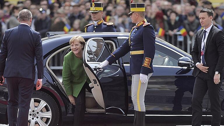 EU-Gipfel in Rumänien       -  Bundeskanzlerin Angela Merkel (CDU) bei ihrer Ankunft zum EU-Gipfel in der siebenbürgischen Stadt Sibiu