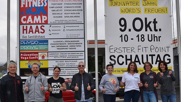 Laden gemeinsam zum Tag der Offenen Tür ein (von links): Wilhelm Ciufrida, Sven Amend mit Partnerin und Ehefrau Stephanie, Peter Wiesner, Annette Madré, Sermin Dittloff, sowie vom Sanitätshaus Haas Standortleiterin Petra Riedmann und Fachaußendienstmitarbeiterin Reha-Technik Corinna Heilmann.