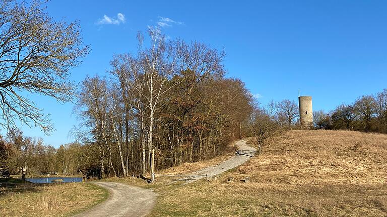 Vom Gollach-Tal aus führt ein kleiner Anstieg hinauf zur Reichelsburg. Links im Bild ist der Weiher zu sehen. Sitzbänke laden dort zum Verweilen ein. Vom Gollach-Tal aus führt ein kleiner Anstieg hinauf zur Reichelsburg. Links im Bild ist der Weiher zu sehen. Sitzbänke laden dort zum Verweilen ein.