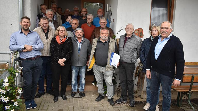 Das Bild zeigt den Vorstand und die geehrten Mitglieder. Mit auf dem Bild sind der Kreisvorsitzende Steve Metz (vorne links) und der Vorsitzende Franz Braun (vorne rechts) zu sehen.