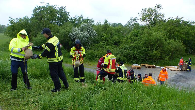 Egal welcher Organisation die Einsatzkräfte angehören: Sie arbeiten zusammen an der&nbsp; Deichverstärkung.