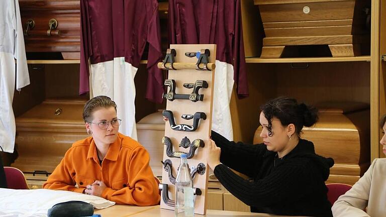 Damit sie ihre Kundschaft fachgerecht beraten können, müssen sich die Auszubildenden zum Beispiel auch mit Sarggriffen auskennen. - Damit sie ihre Kundschaft fachgerecht beraten können, müssen sich die Auszubildenden zum Beispiel auch mit Sarggriffen auskennen. Damit sie ihre Kundschaft fachgerecht beraten können, müssen sich die Auszubildenden zum Beispiel auch mit Sarggriffen auskennen. - Damit sie ihre Kundschaft fachgerecht beraten können, müssen sich die Auszubildenden zum Beispiel auch mit Sarggriffen auskennen.