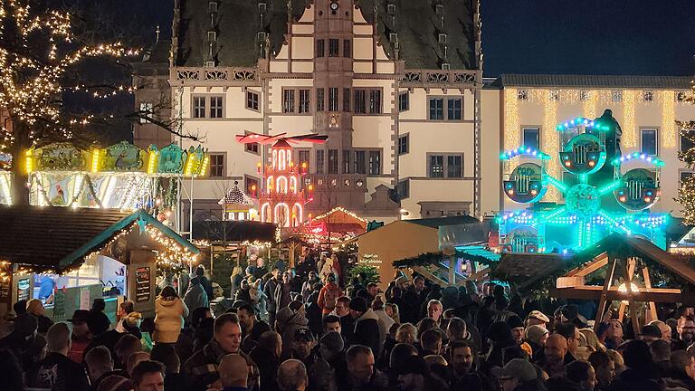 Bei Kindern besonders beliebt auf dem Weihnachtsmarkt in Schweinfurt sind Karussell und 'Riesenrad'. Bei Kindern besonders beliebt auf dem Weihnachtsmarkt in Schweinfurt sind Karussell und 'Riesenrad'.
