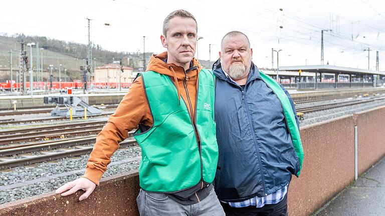 Lokführer Mathias Hofmann (links) und Zugbegleiter Markus Gößmann sind von den derzeitigen Arbeitszeiten bei der Deutschen Bahn frustriert. Lokführer Mathias Hofmann (links) und Zugbegleiter Markus Gößmann sind von den derzeitigen Arbeitszeiten bei der Deutschen Bahn frustriert.