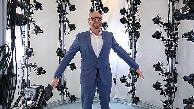 Im Avatar-Scanner des XR Hubs Würzburg: 106 Kameras sind auf Bayerns Digitalminister Fabian Mehring gerichtet.