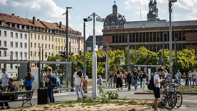 Die Kameras am Würzburger Hauptbahnhof haben laut Polizei bei der Aufklärung eines mutmaßlichen versuchten Totschlags geholfen.