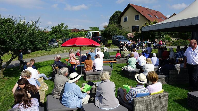 Gottesdienst im Winzerhof.