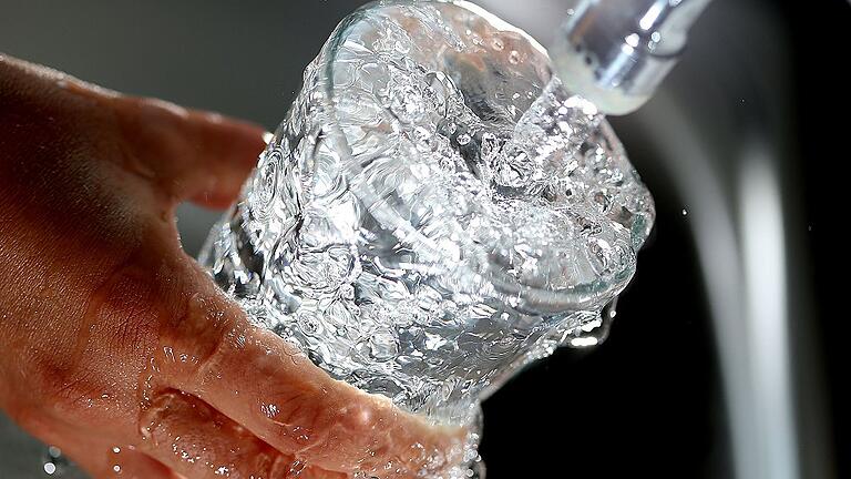 Trinkwasser       -  Symbolfoto: Trinkwasser aus der Leitung.