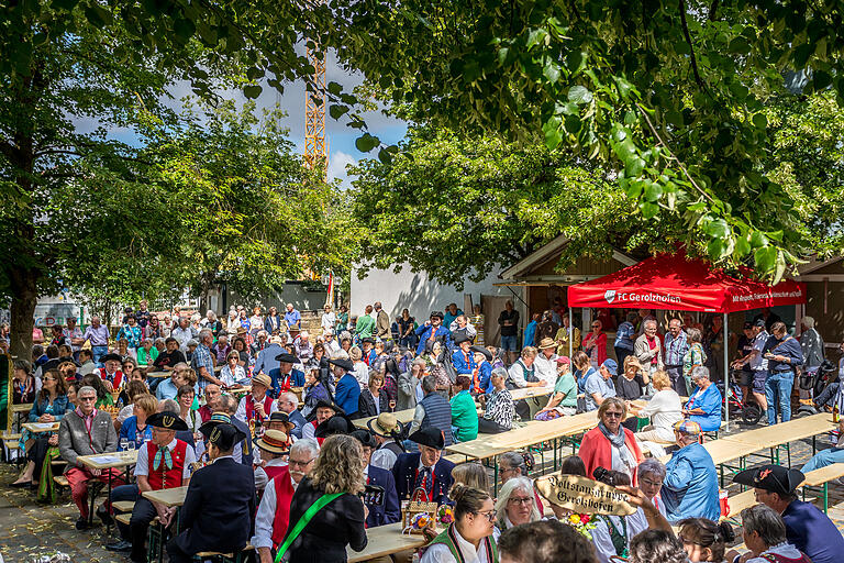 Der Spitalgarten, dort wo die Hauptbühne stand, war bereits zur Eröffnung gut gefüllt.