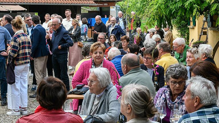 Die Stadtratsfraktion der CSU Schweinfurt lädt zum Sommerempfang auf der Peterstirn und nutzt das zu einer Bilanz von drei Jahren schwarz-grüner Koalition und einem Ausblick auf die nächsten Jahre, der im Zeichen der Landtagswahl im Oktober steht.