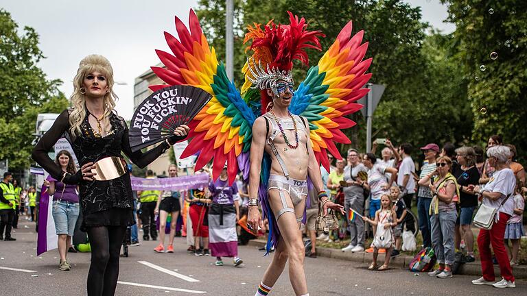 Christopher Street Day 2024 - Stuttgart       -  Viel Glitzer und Regenbogen waren auch beim CSD in Stuttgart zu sehen.