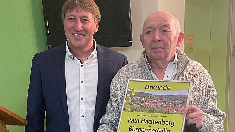 Paul Hachenberg bei der Verleihung der Ramsthaler Bürgermedaille, links neben ihm Bürgermeister Rainer Morper.       -  Paul Hachenberg bei der Verleihung der Ramsthaler Bürgermedaille, links neben ihm Bürgermeister Rainer Morper.