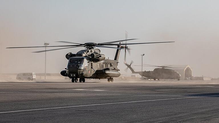 Wechsel in Afghanistan       -  Weitere Strecken werden mit dem Hubschrauber zurückgelegt. CH 53 -Hubschrauber der Bundeswehr starten zu einem Einsatz.