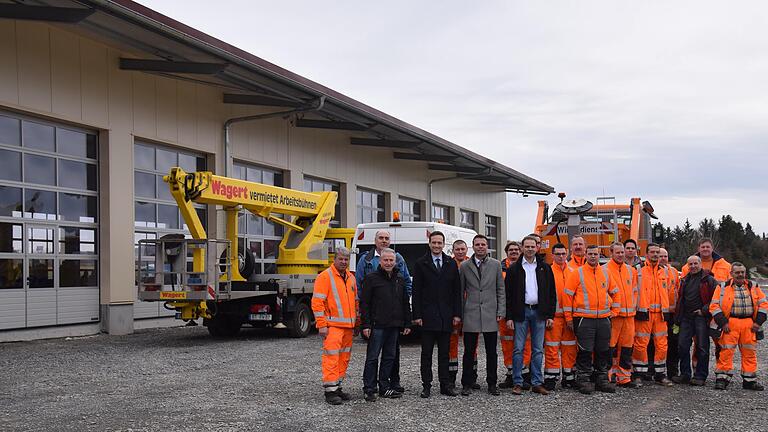 Richtfest gefeiert wurde am neuen Gemeindebauhof Sennfeld. Mit den Männern in Orange freuten sich darüber (von links) zweiter Bürgermeister Helmut Heimrich, dritter Bürgermeister Jürgen Bandorf, Landrat Florian Töpper, Bürgermeister Oliver Schulze und Generalunternehmer Peter Ebner (Mäx GmbH).