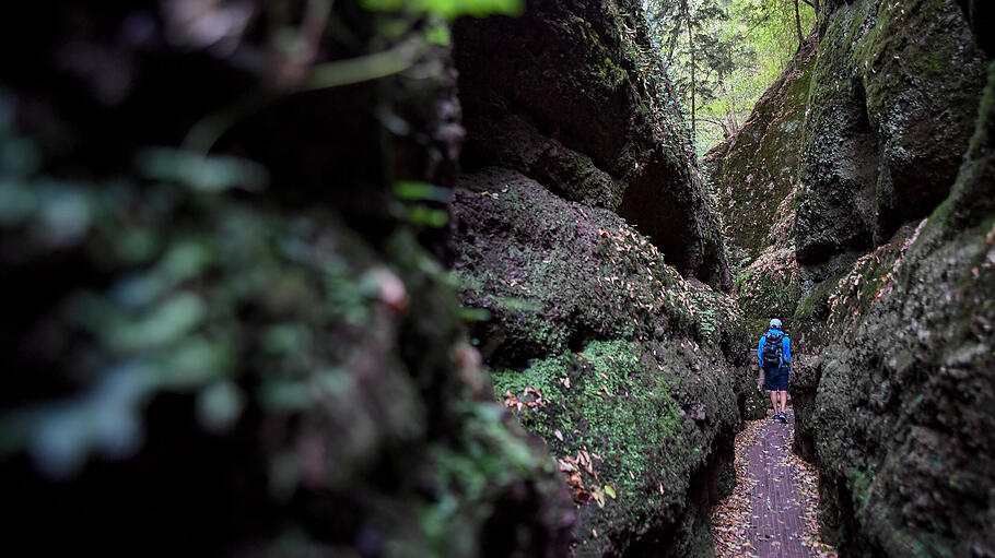 Flitterwochen in Deutschland       -  Mystisch wird es bei einem Ausflug in die Drachenschlucht bei Eisenach im Thüringer Wald. Die engste Stelle am Wanderweg ist gerade einmal 70 Zentimeter breit.