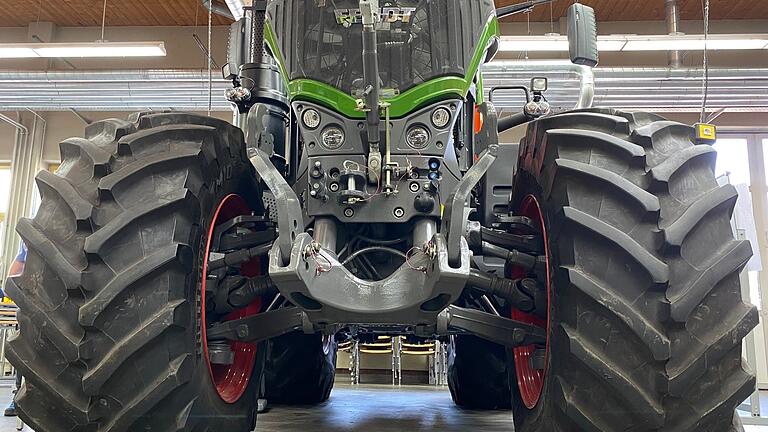 Der Fendt 1050 Vario ist einer der größten und stärksten Standard-Traktoren der Welt. Wer derartige Maschinen gefahrlos reparieren will, benötigt Fachkenntnisse. Der Fendt 1050 Vario ist einer der größten und stärksten Standard-Traktoren der Welt. Wer derartige Maschinen gefahrlos reparieren will, benötigt Fachkenntnisse.