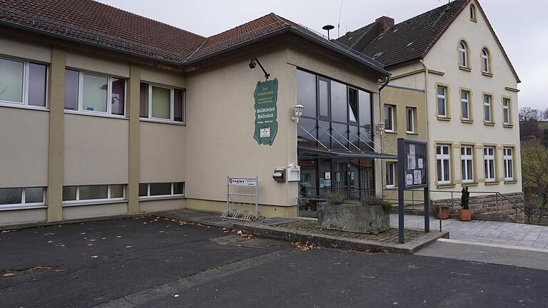 Das Hallenbad im Bischofsheimer Ortsteil Haselbach. Hier ist man mit gutem Beispiel vorangegangen und hat die Wassertemperatur um ein Grad gesenkt.