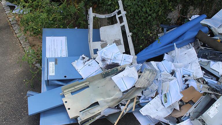 Viel Papier und Glassplitter lagen nach der Explosion herum. Viel Papier und Glassplitter lagen nach der Explosion herum.