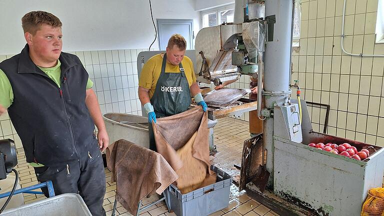 Thomas Vorndran (links) und sein Bruder Florian betreiben auch dieses Jahr wieder die Obstkelterei in Haselbach.