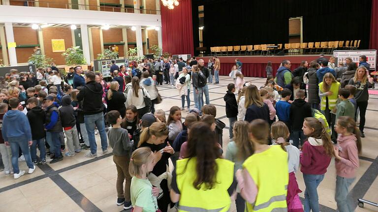 In einzelnen Gruppen eingeteilt, machen sich die Kinder zu einer Führung durchs Schulhaus auf. In einzelnen Gruppen eingeteilt, machen sich die Kinder zu einer Führung durchs Schulhaus auf.