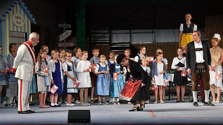 Als Wirtin Josepha Kaiser Franz Joseph im &bdquo;Weißen Rössl&rdquo; empfängt, hat das Junge Theater am Premierenabend seine große Stunde. Die junge Sparte gehört zu den Marksteinen, die Intendant Knut Weber bei den Röttinger Frankenfestspielen hinterlässt.