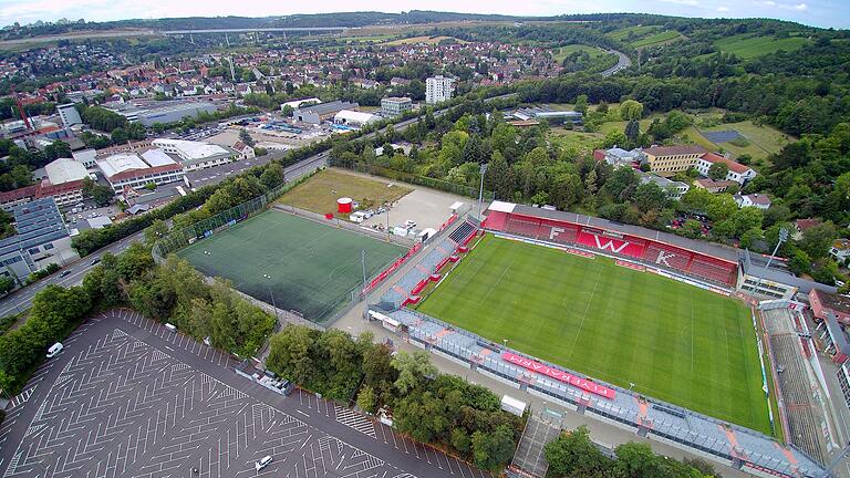 Um Anwohnerklagen gegen Baugenehmigungen der Stadt für das Kickersstadion am Dallenberg sollte es am Freitag vor dem Bayerischen Verwaltungsgerichtshof in München gehen. Um Anwohnerklagen gegen Baugenehmigungen der Stadt für das Kickersstadion am Dallenberg sollte es am Freitag vor dem Bayerischen Verwaltungsgerichtshof in München gehen.