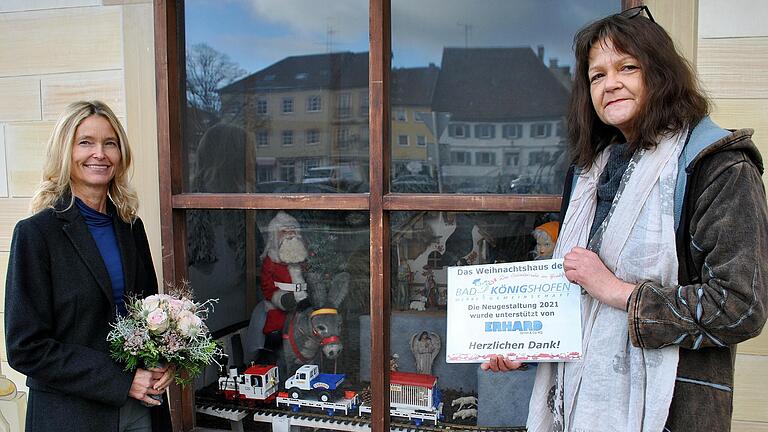 Carmen Lang (rechts) bedankte sich mit Blumen bei Karin Erhard für ihre Spende, die zur Neuausstattung des Fensters am Adventshäuschen beiträgt. Carmen Lang (rechts) bedankte sich mit Blumen bei Karin Erhard für ihre Spende, die zur Neuausstattung des Fensters am Adventshäuschen beiträgt.