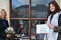 Carmen Lang (rechts) bedankte sich mit Blumen bei Karin Erhard für ihre Spende, die zur Neuausstattung des Fensters am Adventshäuschen beiträgt.