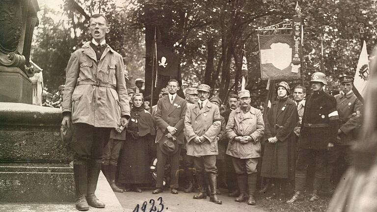 Die rechtsradikale Agitatorin Andrea Ellendt (Vierte von rechts) im September 1923 bei einer Totenehrung in Kitzingen. Die rechtsradikale Agitatorin Andrea Ellendt (Vierte von rechts) im September 1923 bei einer Totenehrung in Kitzingen.