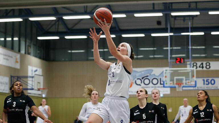 Alleine auf dem Weg zum Korb: Dank der guten Verteidigung kamen Marja Wahl (Mitte), hier beim Korbleger, und ihre Teamkolleginnen von der TG QOOL Sharks Würzburg gegen Heidelberg immer wieder zu leichten Punkten. Alleine auf dem Weg zum Korb: Dank der guten Verteidigung kamen Marja Wahl (Mitte), hier beim Korbleger, und ihre Teamkolleginnen von der TG QOOL Sharks Würzburg gegen Heidelberg immer wieder zu leichten Punkten.